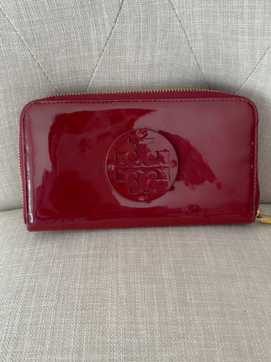 Tory Burch Handbags - Tory Burch Glossy Patent Zip Wallet in Burgundy